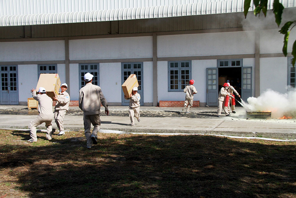 Buổi diễn tập có sự tham gia của hơn 150 cán bộ, chiến sĩ, đội viên PCCC. Ảnh: T.C