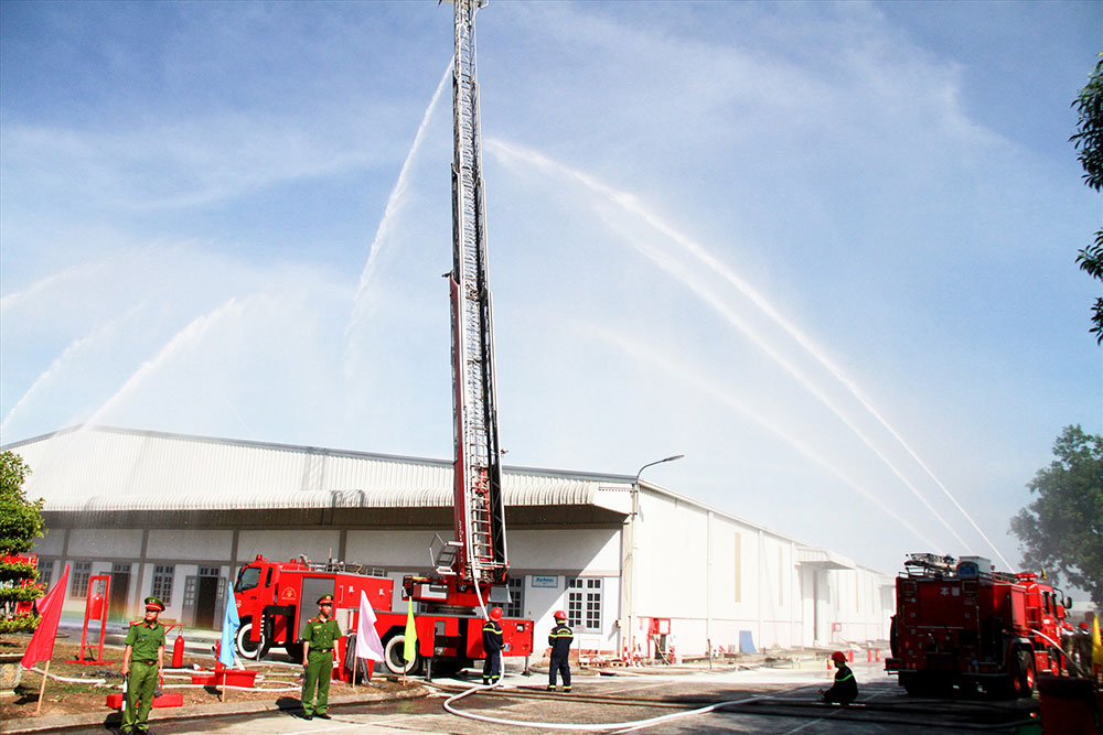 Diễn tập chữa cháy và cứu nạn, cứu hộ cấp tỉnh năm 2023 tại khu công nghiệp Điện Nam - Điện Ngọc huy động nhiều lực lượng tham gia. Ảnh: T.C
