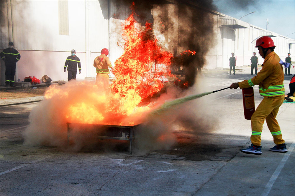 Các đội thi đã tranh tài trong hai nội dung liên quan chữa cháy và cứu nạn cứu hộ khi có sự cố cháy. Ảnh: T.C