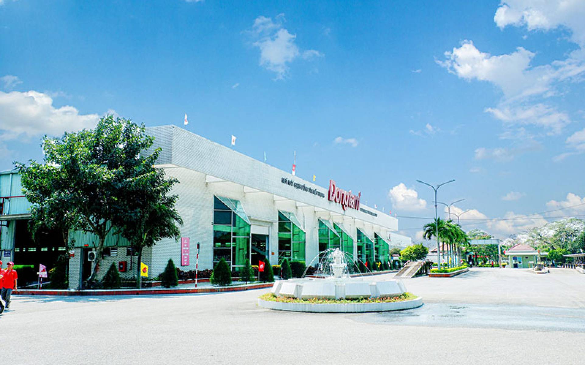 Nhà máy sản xuất gạch men và ngói màu của công ty Đồng Tâm tại khu công nghiệp Điện Nam - Điện Ngọc